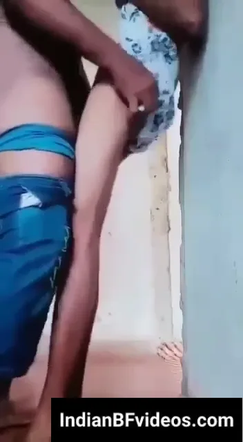 स्मॉल गांड वाली देसी गर्लफ्रेंड की खड़े खड़े जोरदार चुदाई हिंदी बीएफ — screenshot 5