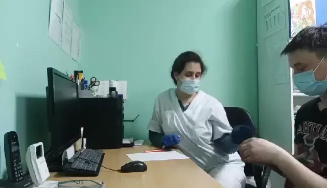 लेडी डॉक्टर ने पेशंट के लंड का इलाज चुदाई करके किया — screenshot 2