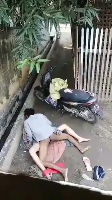 मणिपुरी कपल को जंगल में चुदाई करते हुए पकड़ा देसी MMS ब्लू फिल्म — screenshot 1