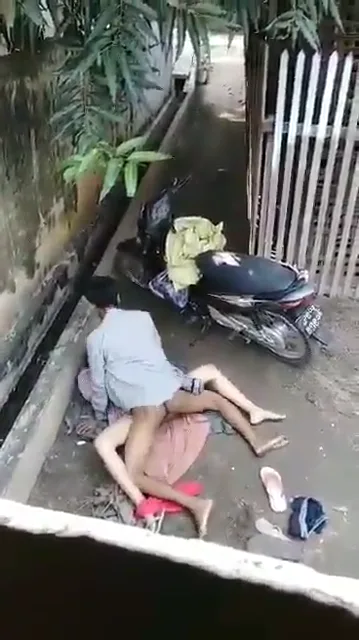 मणिपुरी कपल को जंगल में चुदाई करते हुए पकड़ा देसी MMS ब्लू फिल्म — screenshot 2