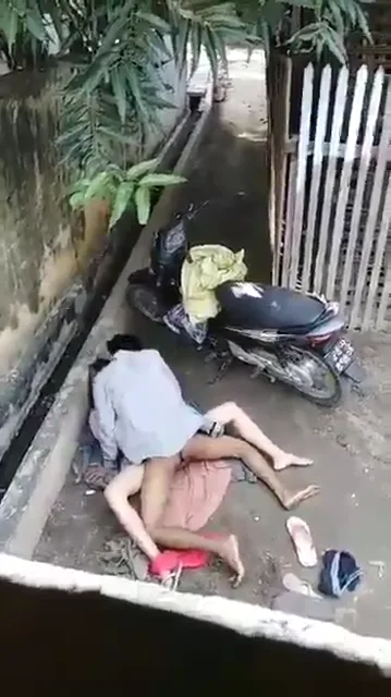 मणिपुरी कपल को जंगल में चुदाई करते हुए पकड़ा देसी MMS ब्लू फिल्म — screenshot 3