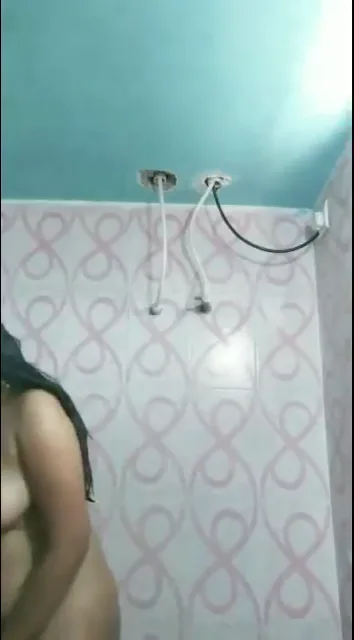 खूबसूरत इंडियन लड़की ने नहाते हुए किया खड़े हस्तमैथुन वीडियो — screenshot 2