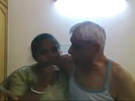 बूढ़े चाचा ने जवान कामवाली चमेली की चूत फाड़ चोदाई वीडियो — screenshot 2