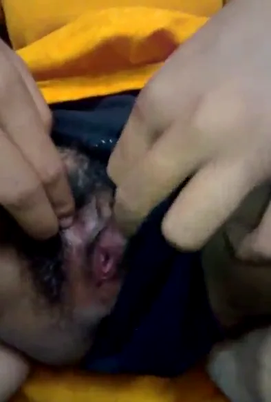 चड्डी हटाकर कुंवारी बुर में उंगली करती वर्जिन बंगाली बाला — screenshot 4