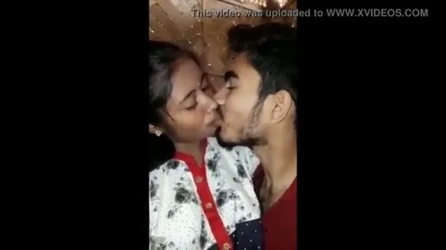 रोडसाइड दारू ठेके पर नंगी हरकतें करते देसी लवर्स की चुदाई वीडियो
