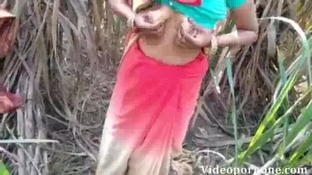 देहाती भाभी गांड उठाकर खेत में चूत चुदाई करवाती है हिंदी बीएफ — screenshot 2