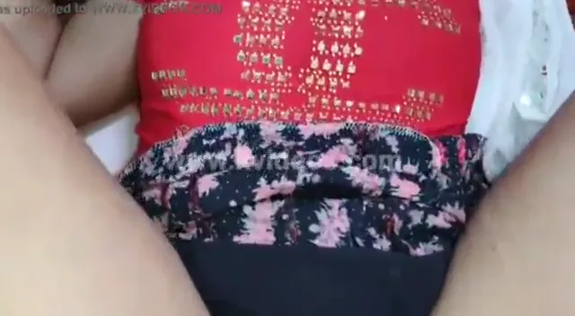 बीवी की स्कर्ट उठाकर पति का कंडोम लगा चूत चुदाई देसी एमएमएस वीडियो — screenshot 1