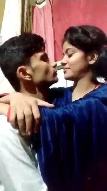 कजिन भाई बहन की प्यार भरी किसिंग और चूची चूसने वाली देसी सेक्स हिंदी बीएफ वीडियो — screenshot 1