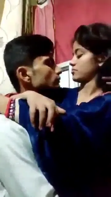 कजिन भाई बहन की प्यार भरी किसिंग और चूची चूसने वाली देसी सेक्स हिंदी बीएफ वीडियो — screenshot 2