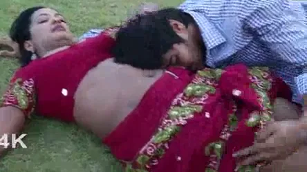 यार के साथ बंगले बाहर रोमांस करती तेलुगु बहू की जोरदार चुदाई हिंदी बीएफ — screenshot 2