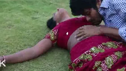यार के साथ बंगले बाहर रोमांस करती तेलुगु बहू की जोरदार चुदाई हिंदी बीएफ — screenshot 3