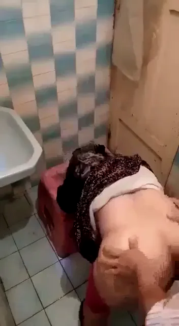 रंडी पाकिस्तानी दादी ने मॉल बाथरूम में फुद्दी मरवाई पाकिस्तानी बीएफ — screenshot 1