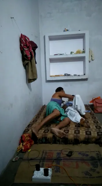 कॉलेज यूनिफॉर्म वाली गर्लफ्रेंड की चूत सहलाई और चुदाई हिंदी बीएफ वीडियो — screenshot 3