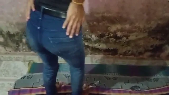 जींस पैंटी उतारकर मॉडर्न बीवी ने बॉयफ्रेंड से गांड मरवाकर देसी सेक्स चुदाई की हिंदी बीएफ वीडियो — screenshot 1