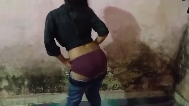 जींस पैंटी उतारकर मॉडर्न बीवी ने बॉयफ्रेंड से गांड मरवाकर देसी सेक्स चुदाई की हिंदी बीएफ वीडियो — screenshot 2