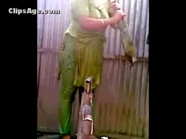 बाथरूम में कपड़े बदलती पड़ोसी दीदी की नंगी देसी वीडियो — screenshot 1