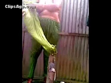 बाथरूम में कपड़े बदलती पड़ोसी दीदी की नंगी देसी वीडियो — screenshot 2