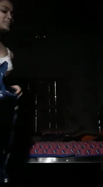 लड़की ने कपड़े उतारकर नंगा बदन तेल से चमकाया देसी नंगी चुदाई वीडियो — screenshot 1