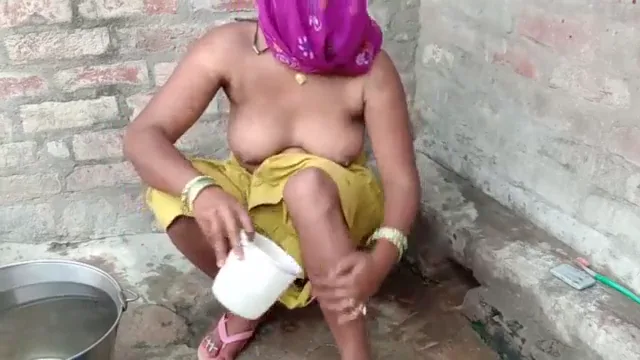 नंगी नहाती गांव वाली चाची की देसी चूत और गांड वीडियो — screenshot 1