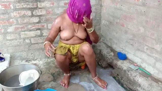नंगी नहाती गांव वाली चाची की देसी चूत और गांड वीडियो — screenshot 5