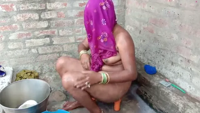 नंगी नहाती गांव वाली चाची की देसी चूत और गांड वीडियो — screenshot 8
