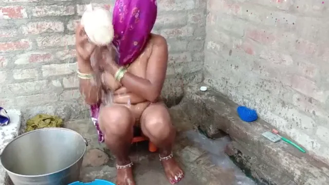 नंगी नहाती गांव वाली चाची की देसी चूत और गांड वीडियो — screenshot 10