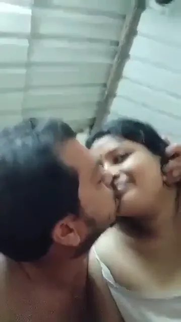 सट्टे में हारे सटोडिए ने अपनी बीवी को पैसों के बदले चुदवाने का वीडियो — screenshot 2