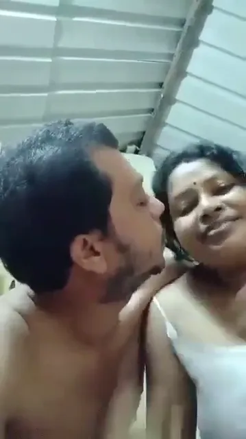 सट्टे में हारे सटोडिए ने अपनी बीवी को पैसों के बदले चुदवाने का वीडियो — screenshot 3
