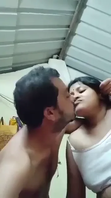 सट्टे में हारे सटोडिए ने अपनी बीवी को पैसों के बदले चुदवाने का वीडियो — screenshot 4