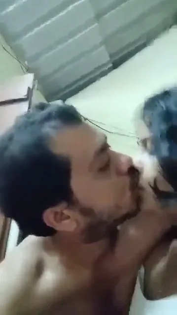 सट्टे में हारे सटोडिए ने अपनी बीवी को पैसों के बदले चुदवाने का वीडियो — screenshot 5