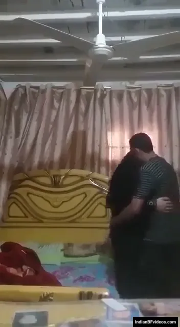 पाकिस्तानी भाभी ड्राइवर से खुलकर मजे करती हुई गंदी एमएमएस — screenshot 1