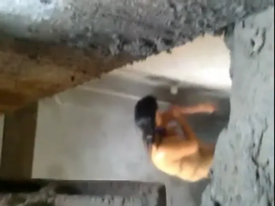 अंडर कंस्ट्रक्शन साइट पर औरत को नंगी नहाते हुए देखा हिंदी बीएफ — screenshot 4