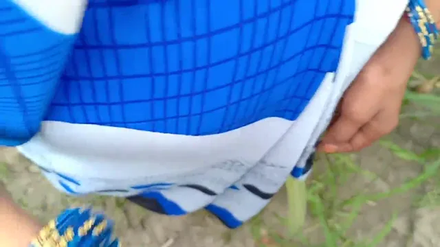 हगती हुई भाभी को देवर ने खेत में जबरदस्त पेलकर चोदा देसी बीएफ वीडियो — screenshot 1
