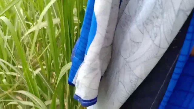 हगती हुई भाभी को देवर ने खेत में जबरदस्त पेलकर चोदा देसी बीएफ वीडियो — screenshot 2