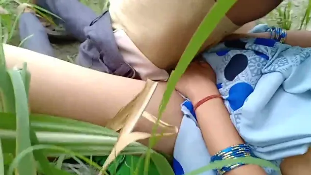 हगती हुई भाभी को देवर ने खेत में जबरदस्त पेलकर चोदा देसी बीएफ वीडियो — screenshot 7