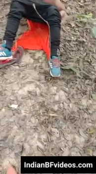 गाँव की लोकल रंडी जंगल में जवान लड़कों से देहाती चूत चुदाई करती हुई देसी एमएमएस — screenshot 1
