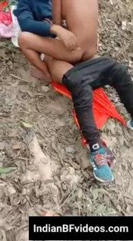 गाँव की लोकल रंडी जंगल में जवान लड़कों से देहाती चूत चुदाई करती हुई देसी एमएमएस — screenshot 3