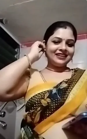 संडास में देसी हाउसवाइफ ने बूब्स चूत खोली गांड दिखाई हिंदी बीएफ MMS वीडियो — screenshot 1