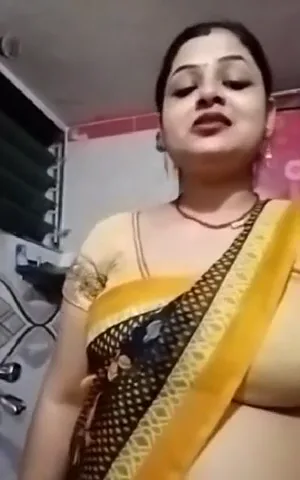 संडास में देसी हाउसवाइफ ने बूब्स चूत खोली गांड दिखाई हिंदी बीएफ MMS वीडियो — screenshot 2