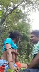 पड़ोसन बीवी को जंगल में ले जाकर मुंह पर वीर्य गिराया देसी गांड चुदाई ब्लू फिल्म — screenshot 1