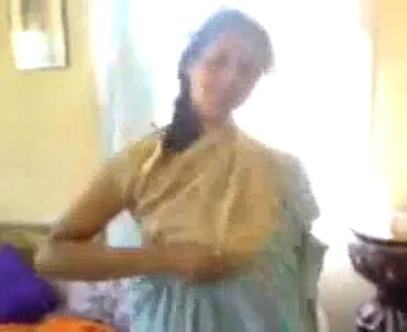 देसी लड़की ने छोटा लंड चूसा और जोरदार चूत चुदाई करवाई — screenshot 1