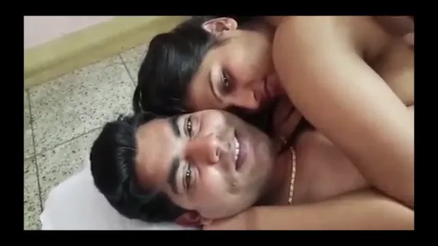 सफेद चादर में इंडियन कपल की रोमांचक चूत चुदाई वीडियो — screenshot 2