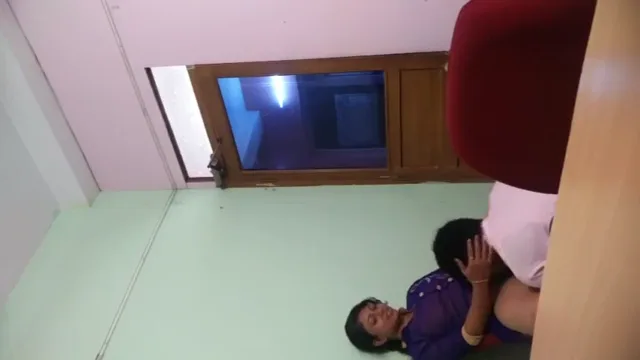 देसी टीचर स्टाफ रूम में चूत चाटकर चोदते हिंदी बीएफ सेक्स वीडियो — screenshot 4