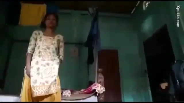 गर्लफ्रेंड के घर जाकर नंगी चूत में लंड डालकर चुदाई की देसी MMS हिंदी बीएफ सेक्स वीडियो — screenshot 1