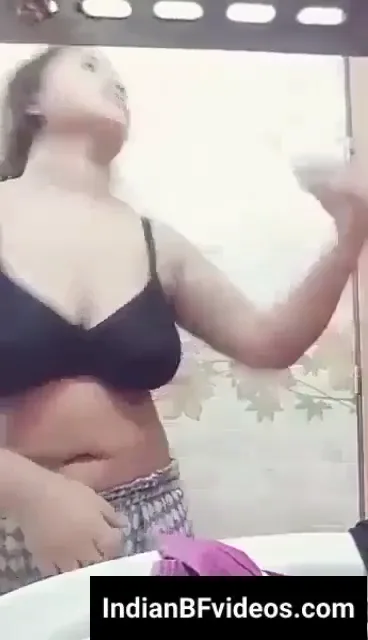 कामुक लड़की ने थूक से चूत गीली कर हस्तमैथुन किया देसी चूत वीडियो — screenshot 2