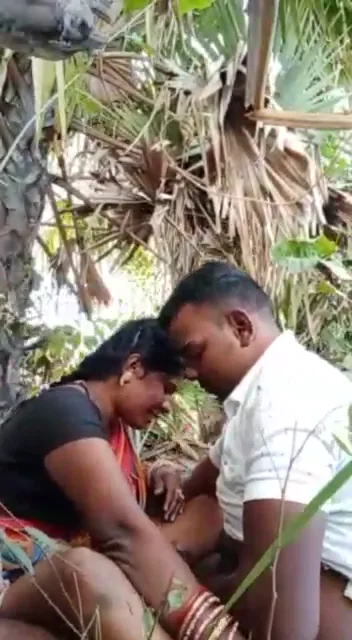 मल्लू देसी टीचर की खेतों में लवर से जोरदार चुदाई मल्लू बीएफ वीडियो — screenshot 2