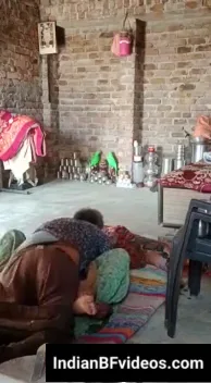 गांव वाली भाभी का लेहंगा उठाकर देवर ने चूत चोदी देहाती चुदाई वीडियो — screenshot 5