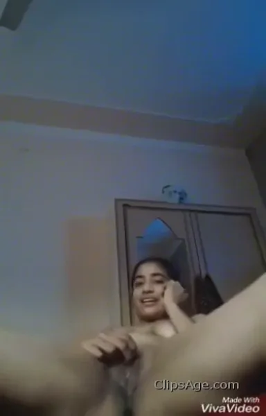 फोन सेक्स करते चूत दाना सहलाती इंडियन लड़की की देसी चुदाई वीडियो — screenshot 4