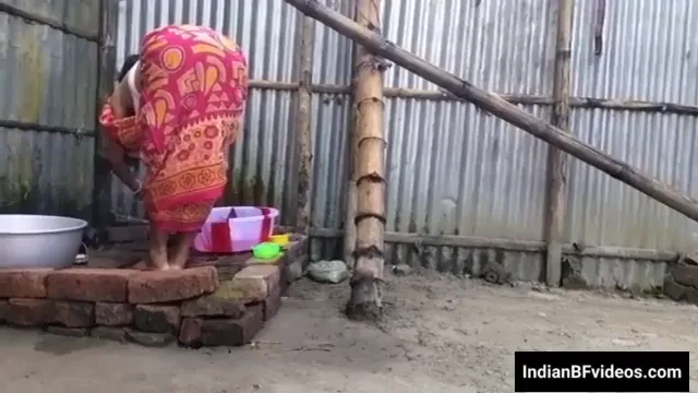 पड़ोसी भाभी को खुले बाथरूम में जाकर जोर से चोदा हिंदी भाभी चुदाई वाली बीएफ फिल्म — screenshot 1