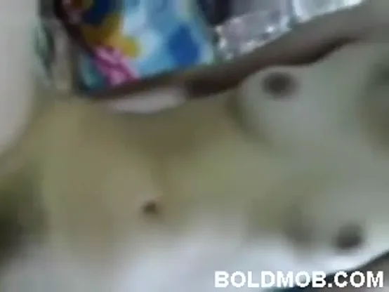 ब्यूटीफुल गर्लफ्रेंड के होंठ और चुचे चूसे, फिर उसे चोदा वीडियो — screenshot 2